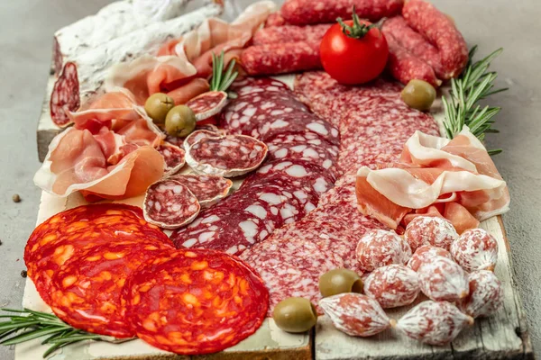 Antipasto Platter Cold Cuts Prosciutto Bacon Salami Sausages Wooden Board — Stock Photo, Image