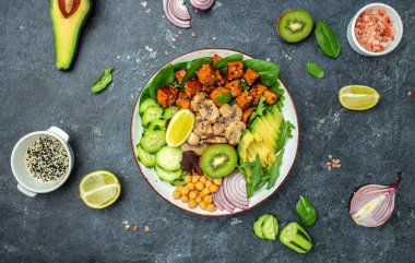Tofu, avokado, nohut, salatalık ve mantar, pankart, menü, yemek tarifi, üst görünüm.,