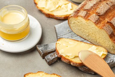 Ekmek, tereyağı, krema tatlandırılmış konsantre süt. Yemek tarifi geçmişi. Kapat..