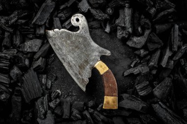 BBQ ızgara kömüründe yaşlı kasap. Yemek pişirme geçmişi. en üstteki görünüm.