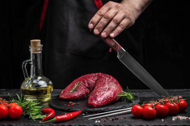 Biberiye ve baharatlı sığır filetosu. Pişirmeye hazır taze biftek hazırlıyorum, uzun pankart formatında. Restoran menüsü, diyet, yemek kitabı tarifi. mesaj için yer. en üstteki görünüm.