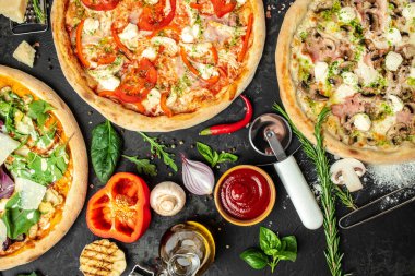 Pizza arkaplanını ayarla. çeşit çeşit İtalyan pizzası, fast food öğle yemeği, üst manzara,