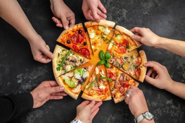Farklı malzemeli pizza dilimleri, arka planda bir dilim pizzayı tutan bir el, restoran menüsü, diyet, yemek kitabı tarifi üst görünümü.,