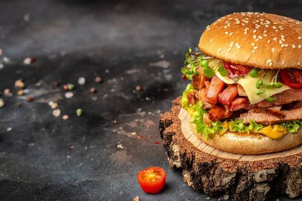 Hamburguesa Carne Artesanal Con Queso Cheddar Lechuga Salsa Una Tabla — Foto de Stock