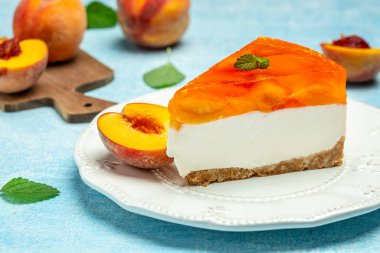 Şeftalili jöleli cheesecake. Restoran menüsü, diyet, yemek kitabı tarifi üst görünümü.
