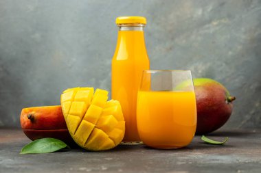Mango suyu. Karanlık bir arka planda taze tropikal meyve suyu. Uzun pankart biçimi.