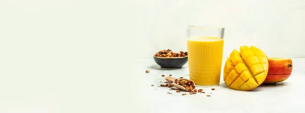 Iogurte Manga Amarela Smoothie Com Granola Delicioso Café Manhã Lanche — Fotografia de Stock