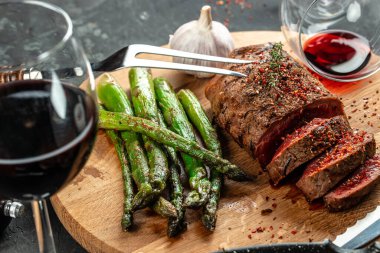 Yeşil kuşkonmaz ve kırmızı şaraplı ızgara biftek. Sağlıklı akşam yemeği ya da öğle yemeği.