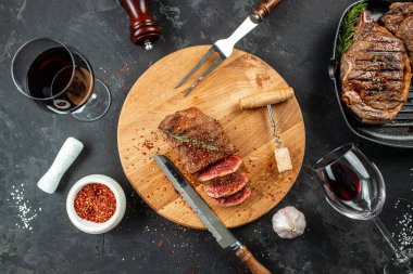 Kırmızı şaraplı ızgara biftek, koyu arka planda orta pişmiş ızgara biftek, yazı için yer, üst manzara.,