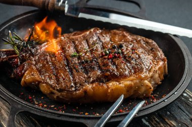 Ateşli ızgara biftek. Et pişirme kavramı, yemek tarifi geçmişi. Kapat.,
