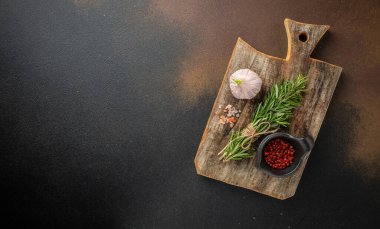 Arka planda kesim tahtası olan yemek pişirme geçmişi. Biftek ızgara için malzemeler. Uzun afiş biçimi. en üstteki görünüm.