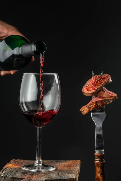 Vin Rouge Verser Dans Verre Avec Steak Bœuf Marbré Moyen — Photo