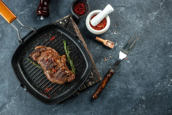 Steak Sapi Panggang Dengan Rempah Rempah Dalam Panci Panggangan Tempat — Stok Foto