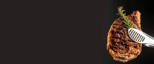 Стейк Говядины Гриле Травами Специями Тёмном Фоне Формат Длинного Баннера — стоковое фото