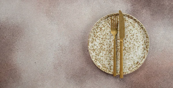 Boş Tabak Altın Çatal Arka Planda Bıçak Uzun Afiş Biçimi — Stok fotoğraf