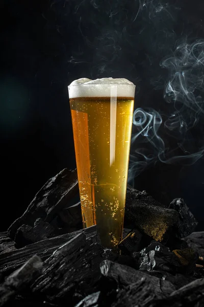 一杯用烟熏过的新鲜啤酒 垂直的形象 案文的位置 — 图库照片