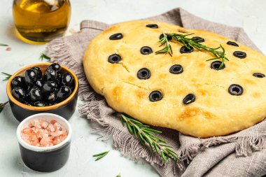 İtalyan Focaccia 'sını siyah zeytin ve biberiyeyle kapatın. Yemek tarifi geçmişi.