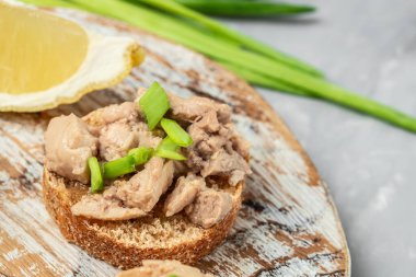 Morina ciğeri ezmeli tost tam tahıllı ekmek. Detoks ve sağlıklı süper yiyecekler konsepti.