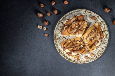 Kahvaltıda ya da tatlıda çikolatalı ve fındıklı ev yapımı ince krepler. afiş, menü, metin için tarif yeri, üst görünüm.