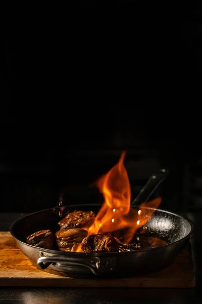 Rinderfilet Steak Filet Mignon Kochen Auf Flammender Pfanne — Stockfoto