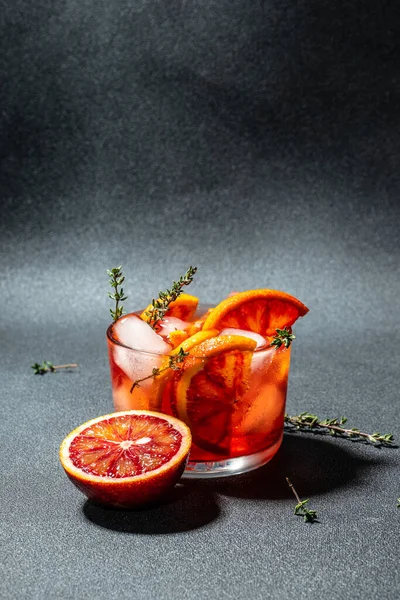 Cocktail Vermelho Com Laranjas Sangrentas Com Cubos Gelo Cocktail Refrescante — Fotografia de Stock