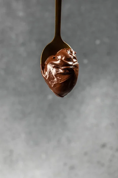 Coklat Menyebar Dan Hazelnut Pada Sendok Gambar Vertikal Tempat Untuk — Stok Foto