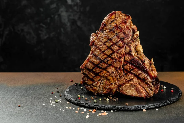 Bone Izgara Biftek Arka Planda Baharatlar Restoran Menüsü Diyet Yemek — Stok fotoğraf