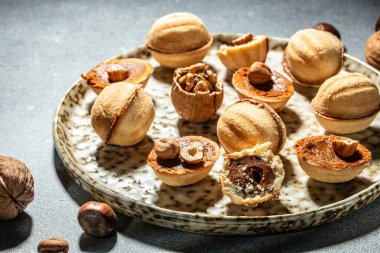 Lezzetli ceviz şekilli kurabiyeler haşlanmış süt, yemek tarifi geçmişi. Kapat.,