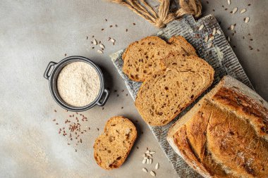 Değişik tohumlu kepek ekmeği, balkabağı, haşhaş, keten, ahşap tahta, afiş, menü, metin için tarif yeri, üst görünüm,
