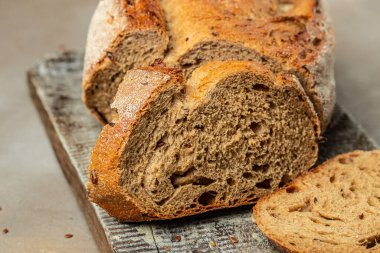 Dilimlenmiş kepekli ekmek, fırın. Sağlıklı gıda konsepti. metin için yer, üst görünüm,