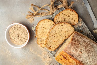 Tahtada keten tohumlu tam tahıllı ekmek, pankart, menü, metin için tarif yeri, üst görünüm,
