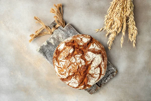 Čerstvý Žitný Chléb Nebo Celozrnný Chléb Dřevěné Desce Banner Menu — Stock fotografie