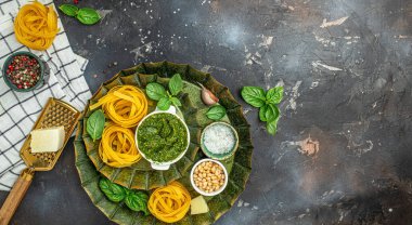 Pesto soslu İtalyan çiğ makarna. Restoran menüsü, diyet, yemek kitabı tarifi üst görünümü.