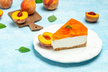 Şeftalili peynirli kek. Lezzetli tatlı bir parça cheesecake. Şeftalili ev yapımı kremalı pasta..