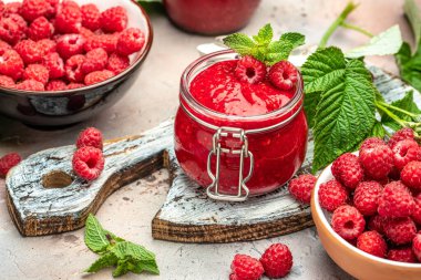 Arka planda böğürtlen reçeli. Ahududulu ev yapımı reçel. afiş, menü, metin için tarif yeri, üst görünüm.