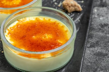 creme brulee, geleneksel Fransız vanilyalı tatlı karamelize şeker, restoran menüsü, diyet, yemek kitabı tarifi üst görünümü,