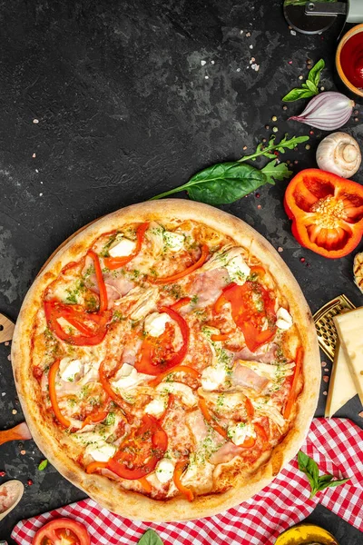 Pizza Con Frutti Mare Sfondo Scuro Immagine Verticale Vista Dall — Foto Stock