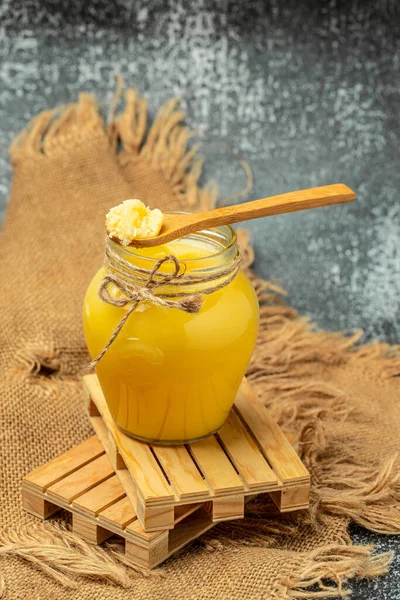 酱油或澄清黄油 食用油 健康脂肪饮食的概念 垂直图像 顶视图 案文的位置 — 图库照片