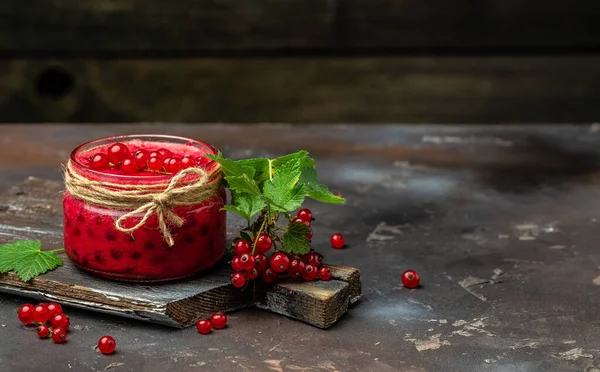 Konservierte Beeren Hausgemachte Marmelade Glas Mit Roter Johannisbeermarmelade Auf Dunklem — Stockfoto
