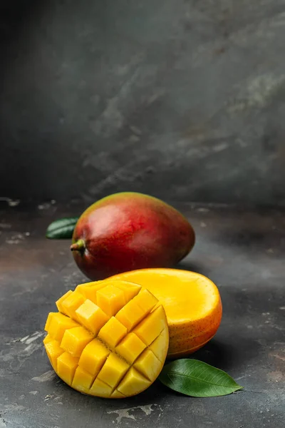 Świeże Pyszne Słodkie Mango Ciemnym Tle Obraz Pionowy Widok Góry — Zdjęcie stockowe