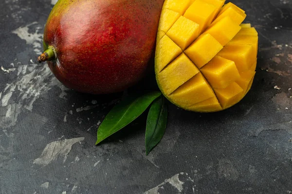 Czerwone Mango Świeże Owoce Tropikalne Ciemnym Tle Długi Format Banera — Zdjęcie stockowe
