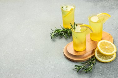 tatlı İtalyan limon likörü, geleneksel alkollü içecek ve limon. afiş, menü, metin için tarif yeri, üst görünüm.