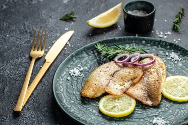 Kızarmış balık filetosu. organik sağlıklı ürünler. Detoks ve temiz diyet konsepti. metin için yer, üst görünüm.