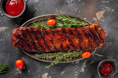 Kızarmış pirzola, barbekü taze domates servis ediyordu. Restoran menüsü, diyet, yemek kitabı tarifi üst görünümü.