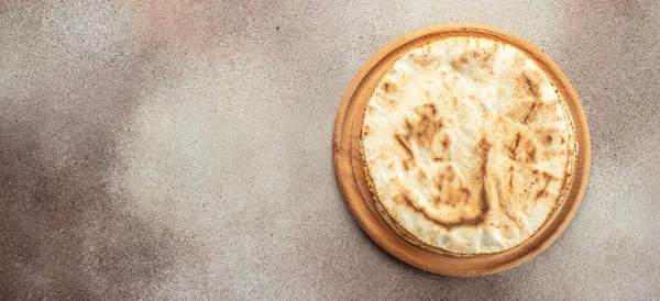 Pita Roti Papan Kayu Masakan Tradisional Arab Format Banner Panjang — Stok Foto
