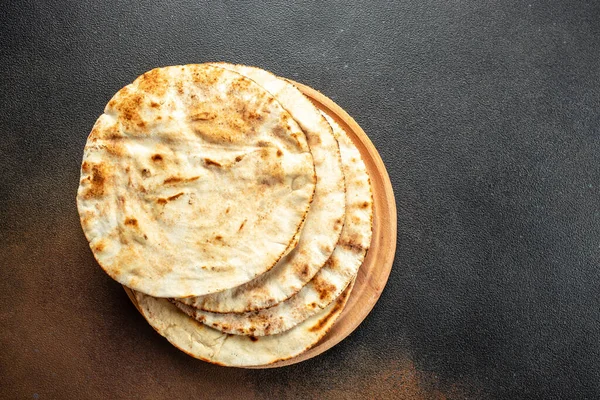 把面包放在木板上 阿拉伯传统烹饪 配方位置为文本 顶部视图 — 图库照片