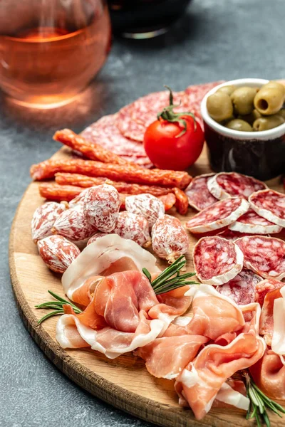 Antipasto Prato Catering Com Bacon Jamon Salsicha Vinho Antipasti Jantar — Fotografia de Stock