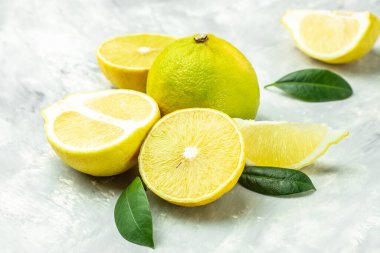 Bergamot ve yapraklar arka planda. afiş, menü, metin için tarif yeri, üst görünüm.