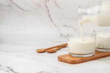 Hafif arka planda organik probiyotik kefir içeceği. Sağlıklı, temiz yemek. Vegan ya da glütensiz diyet.