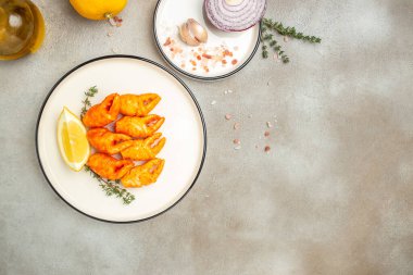 Surimi tabağa yapışıyor. afiş, menü, metin için tarif yeri, üst görünüm.